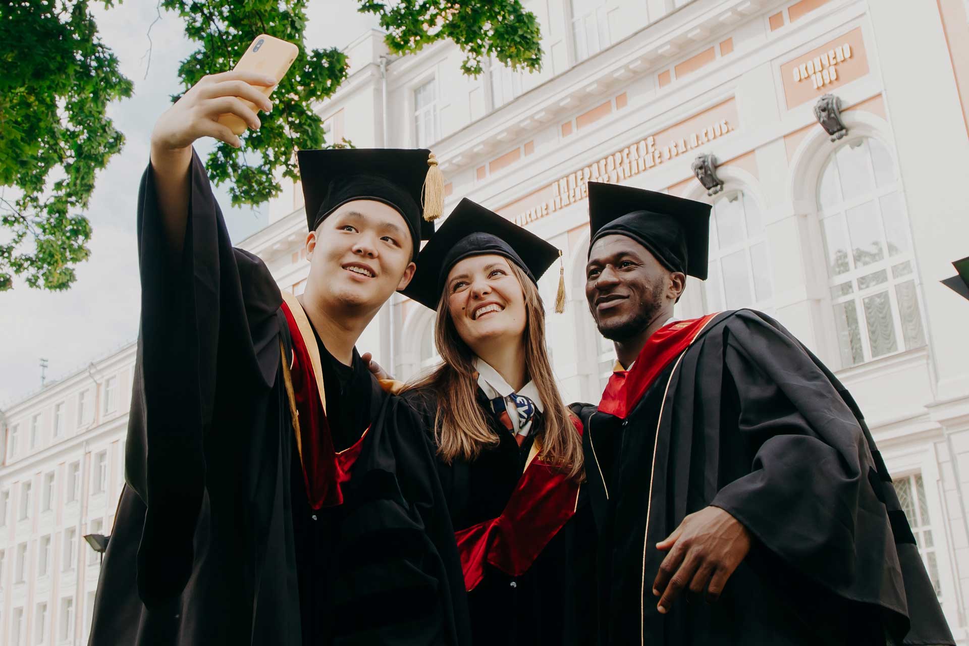 Studierende machen Selfie nach bestandener Bachelorprüfung
